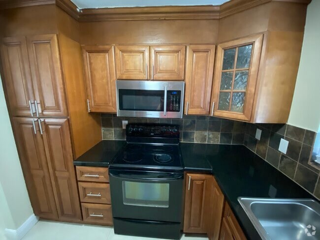 Building Photo - 581 N University Dr