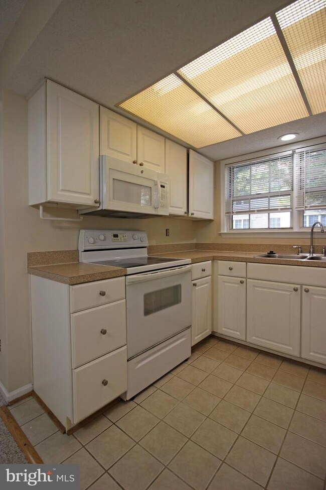Building Photo - 12112 Green Leaf Ct