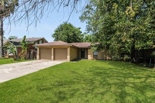 Building Photo - 17115 Woodburn Dr