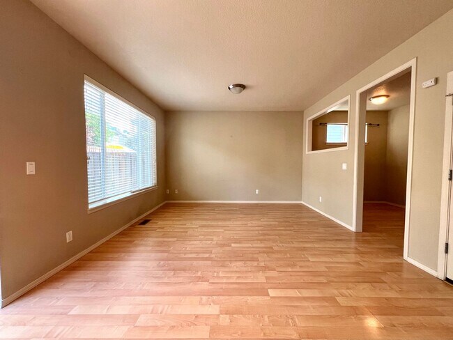 Foto del edificio - Beautiful 3-Bedroom Home in Hillsboro’s Desirable Arbor Roses Community!