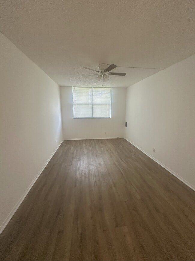 Building Photo - 2401 Riverside Dr