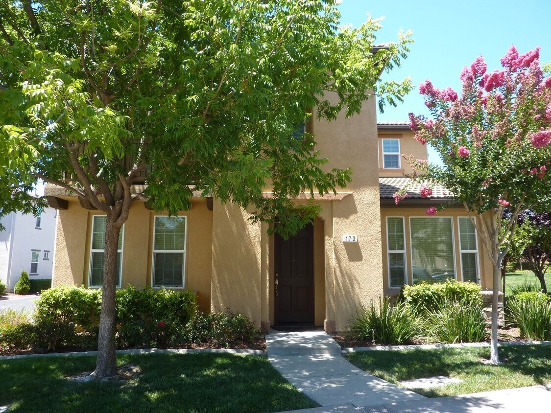 Foto principal - Two Story Home w/ Fridge Included, Attache...