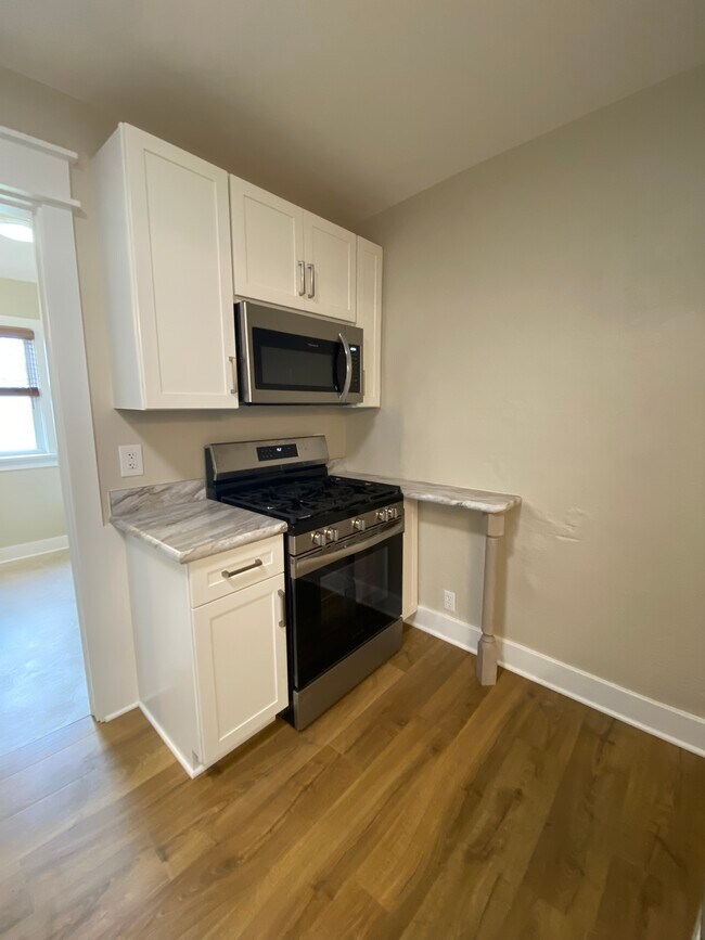 Building Photo - 642 Perrin Ave