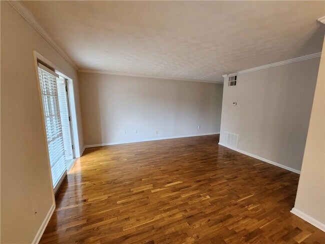 Foto del edificio - 1150 Collier Pl NW