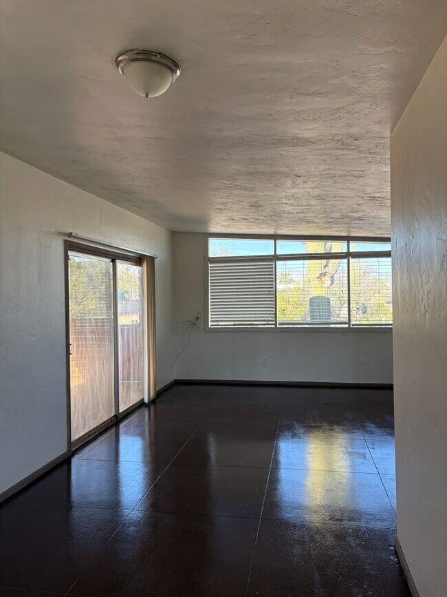 Foto del edificio - Beautifully Renovated 2 Bedroom -A/C- Fenced Yard