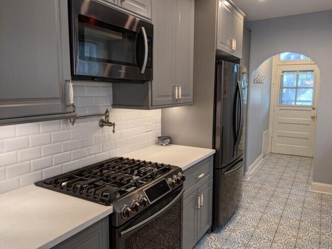 Building Photo - 3 bedroom in Evanston IL 60202