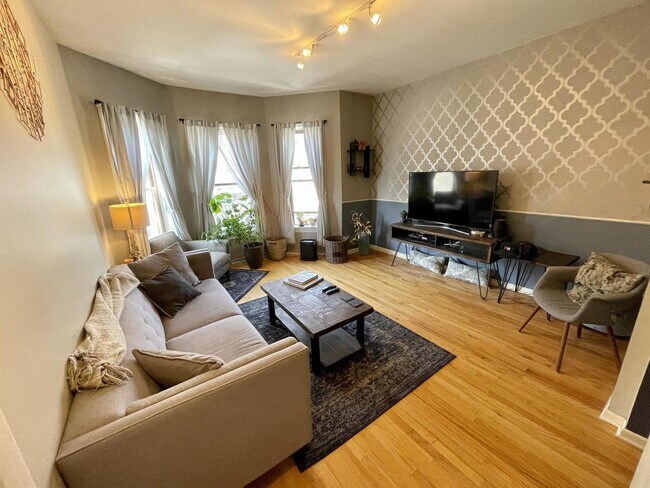 Foto del edificio - 4655 N Winthrop Ave