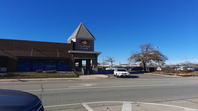 Foto del edificio - Elevate Your Lifestyle, Stunning 3-Bedroom Loft in Evanston