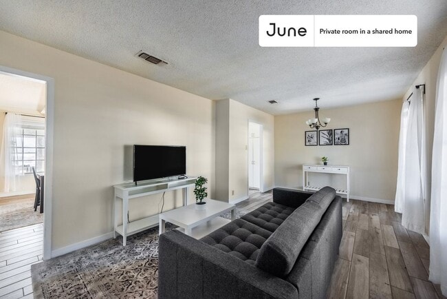 Building Photo - Room in Shared 4 bed/3 bath home