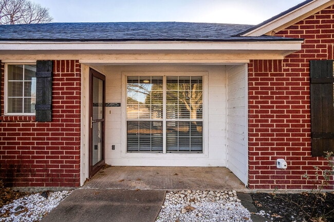 Building Photo - Charming 3 Bed 2 bath with Scenic Views, on quiet cul-de-sac in Cleburne!