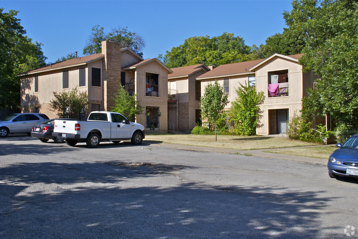 Oakwood Terrace Apartments - English Oak Apartments