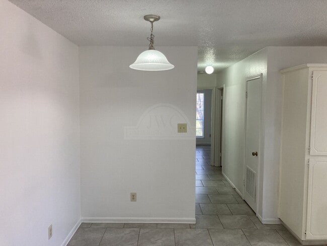 Building Photo - 2405 Bermuda Dr