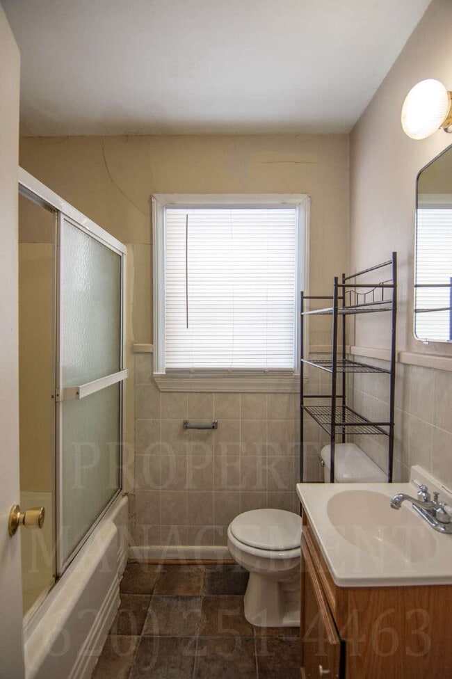 Building Photo - 2 Bedroom 1 Bath