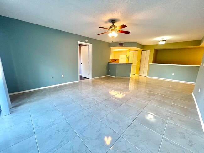 Building Photo - 1100 Crestwood Ct S