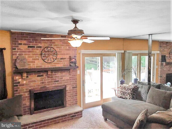 Building Photo - 924 Hollyview Ln