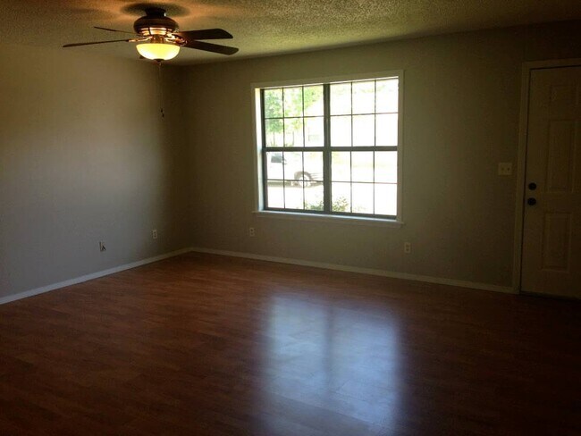 Building Photo - 105 Bean St