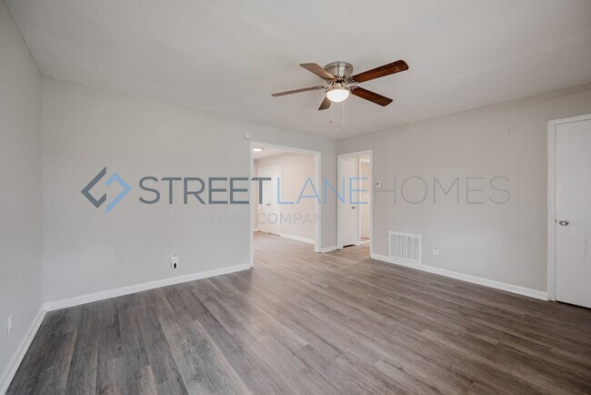 Foto del edificio - NOW OFFERING $250 OFF FIRST FULL MONTH IF ...
