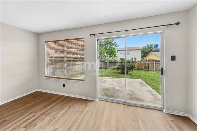 Foto del edificio - 9831 Carswell Peak