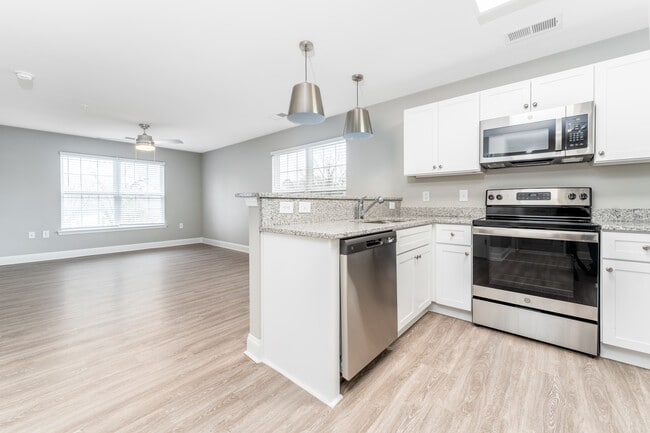 Cocina y sala de estar - Stella's Place Apartments: $500 OFF