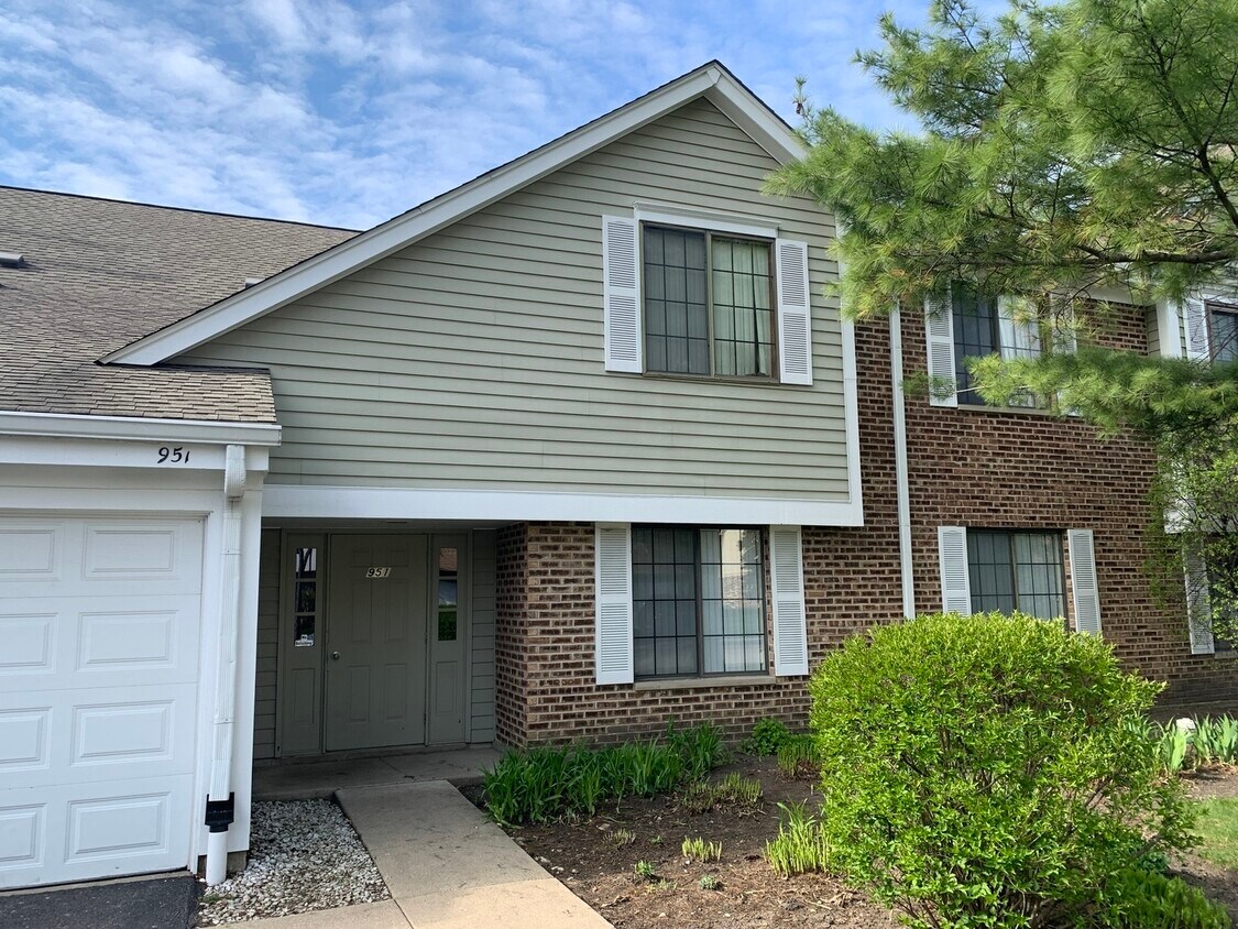 951 Yosemite Trail Unit A, Roselle, IL 60172 Condo for Rent in Roselle, IL