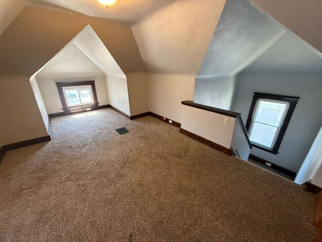 Building Photo - 4 BED 1 BATH SINGLE FAMILY HOME IN CLEVELAND!