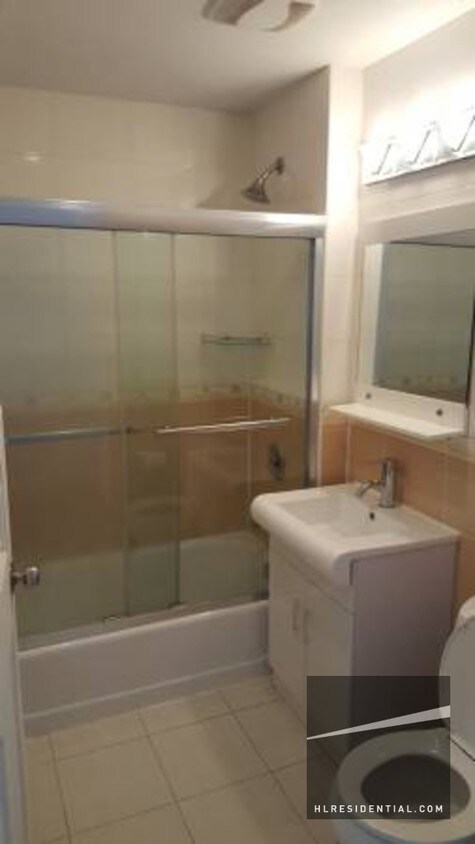 Foto del edificio - 8220 Britton Ave