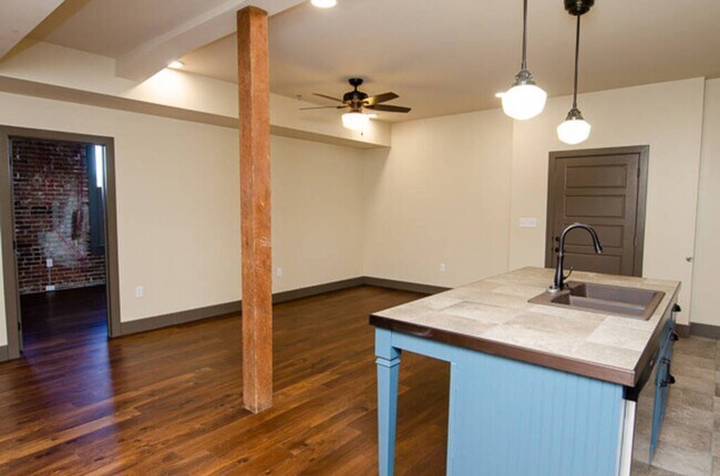 Foto del edificio - C Street Loft Available Mid August