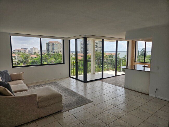 Foto del edificio - 2 bedroom/2 bath Condo with Waterviews and...