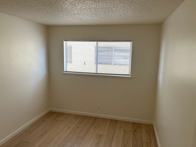 Building Photo - Maple 2