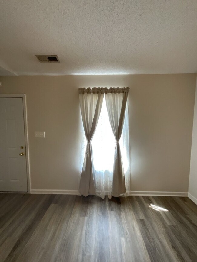Foto del edificio - Nice 2 Bedroom Duplex - 210 Live Oak Ct.
