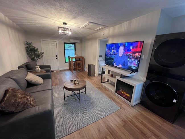 Building Photo - 3201 Westridge St