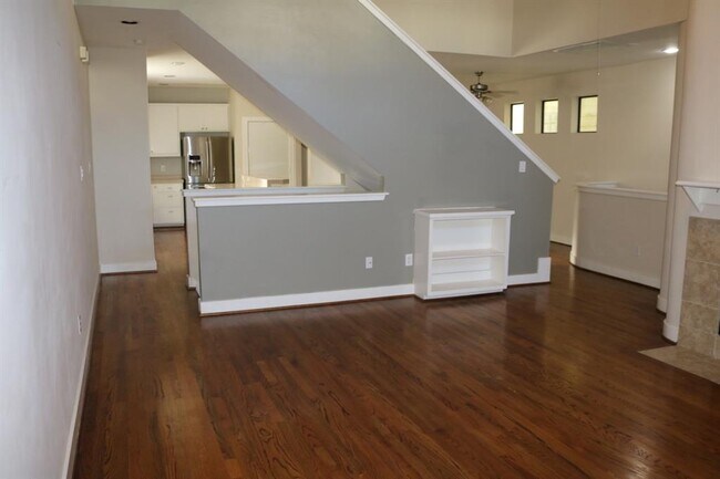 Foto del edificio - 1046 W 25th St