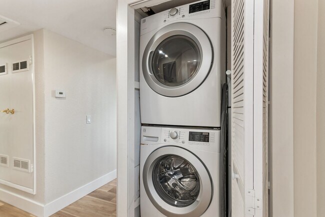 Foto del edificio - Furnished 3BR PB Gem – Walk to Beach & Bay