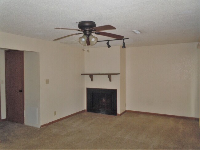 Building Photo - 105 Sandridge Dr