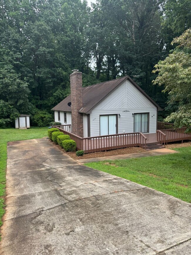 Foto del edificio - Bright & Charming 3BR Ranch Home in Newton – Vaulted Ceilings & Large Deck