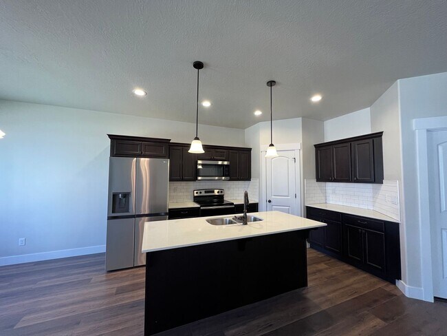 Foto del edificio - 4 bedroom/2.5 bathroom Townhome in Lehi