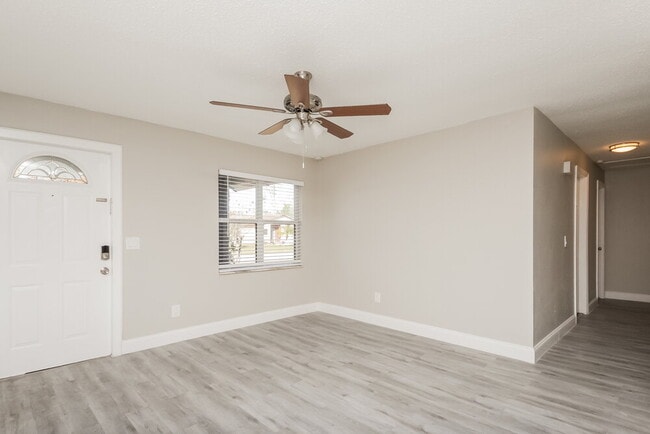 Building Photo - 2022 Valencia Cir