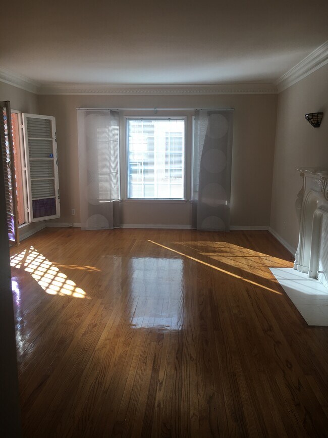 Huge living room with the fireplace, picture window and private patio - 635 1/2 S Burnside Ave