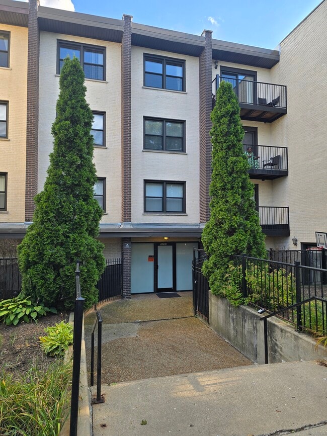 Building Photo - 1711 W Jarvis Ave