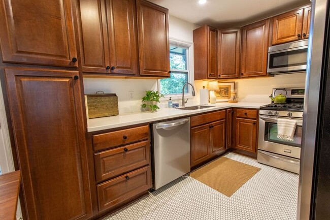 Building Photo - 335 Knottingham Dr
