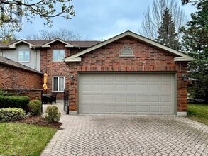 Building Photo - 70-70 Sunnyside Dr