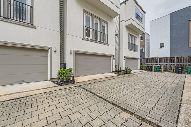 Building Photo - 407 N Nagle St