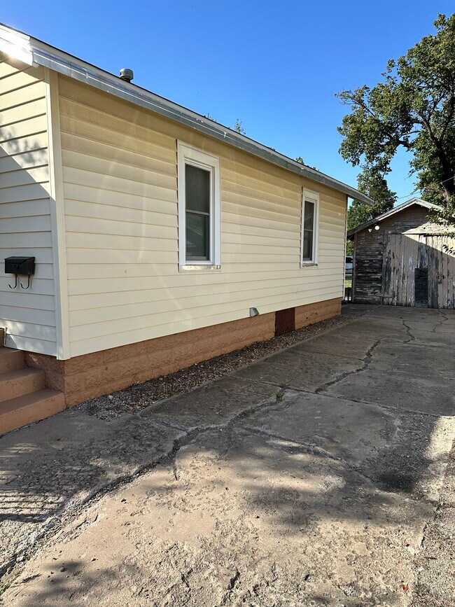 Building Photo - 1842 W McCormick Ave