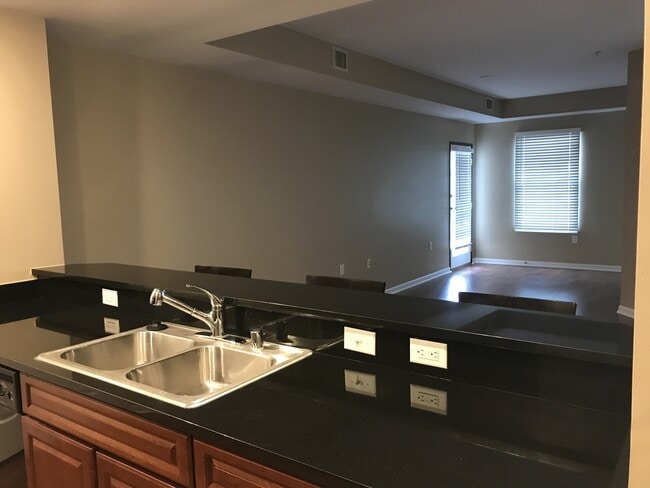 Building Photo - Fabulous Condo in the Prestigious Beauvall...