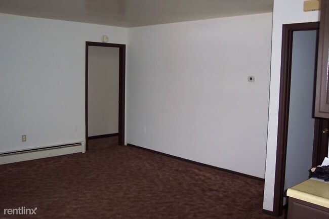 Building Photo - 3 br, 1 bath Apartment - 2 Windy Hill Road