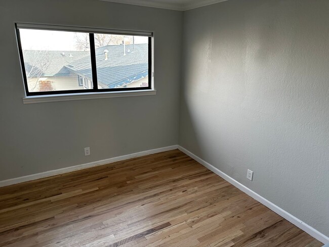 Building Photo - Remodeled 2 bed / 2 bath home near Univers...