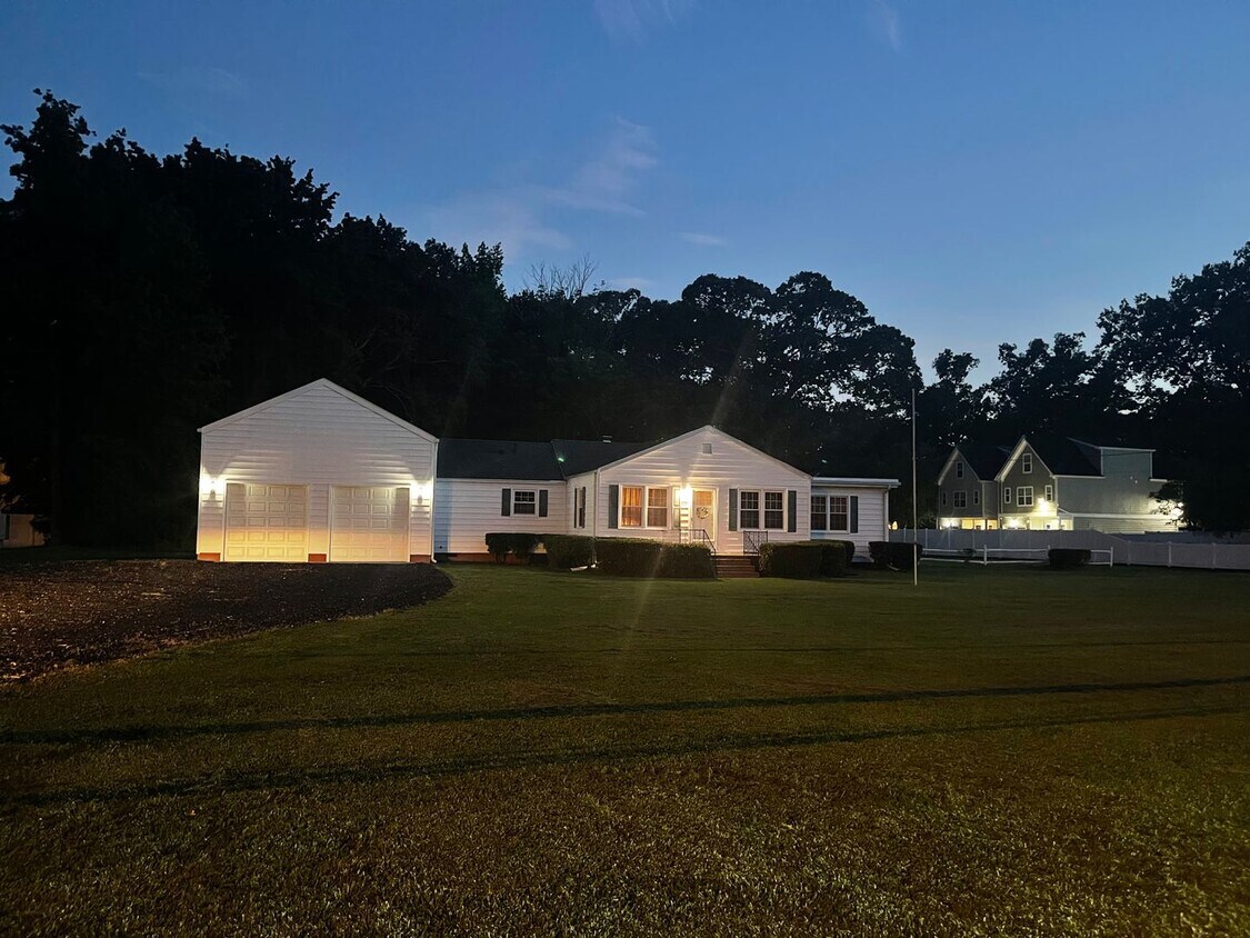Primary Photo - Country Living in Downtown VB!