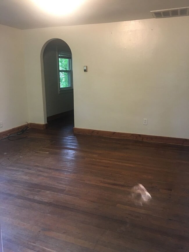 Building Photo - 1306 W 6th St