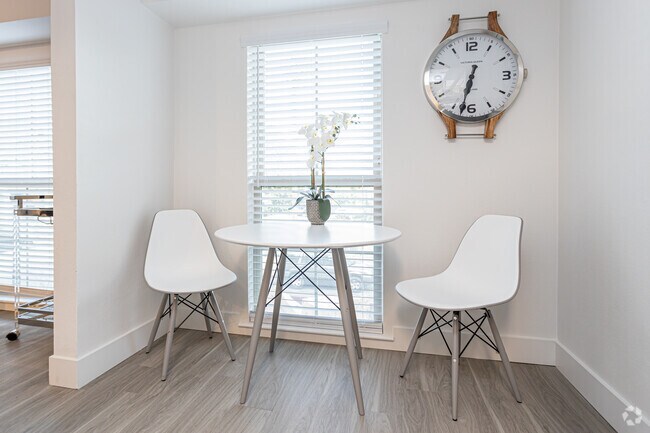 1BR, 1.5BA - 806SF - 1643 Josephine