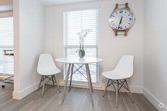 1BR, 1.5BA - 806SF - 1643 Josephine